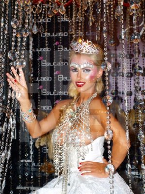 Andreea Spătar a defilat cu sânii acoperiţi doar cu cristale Swarovski, în clubul Bellagio